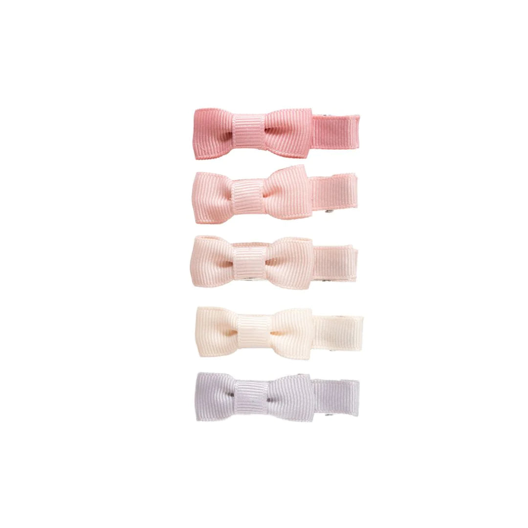 Haarschleifen, Schleifen Clips, Haaraccessoires, Mähnenhalt, Zeitloser Look, Kinderhaarschmuck, Kleine Haarklammern, Mädchen Haarschmuck, Haarstyling, Schleifen für Frisuren, Haarschmuck für Kinder, Niedliche Clips, Kindersicherheit, Haarschmuck für Mädchen, Mini-Haarschleifen, Frisur-Zubehör, Mädchen Accessoires, Kinderfrisuren, Frisuren für kleine Mädchen, Kinder Geschenkideen.