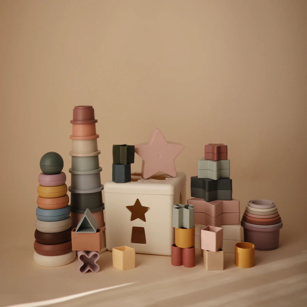 Mushie Stacking Cups Toy -verschiedene Farben