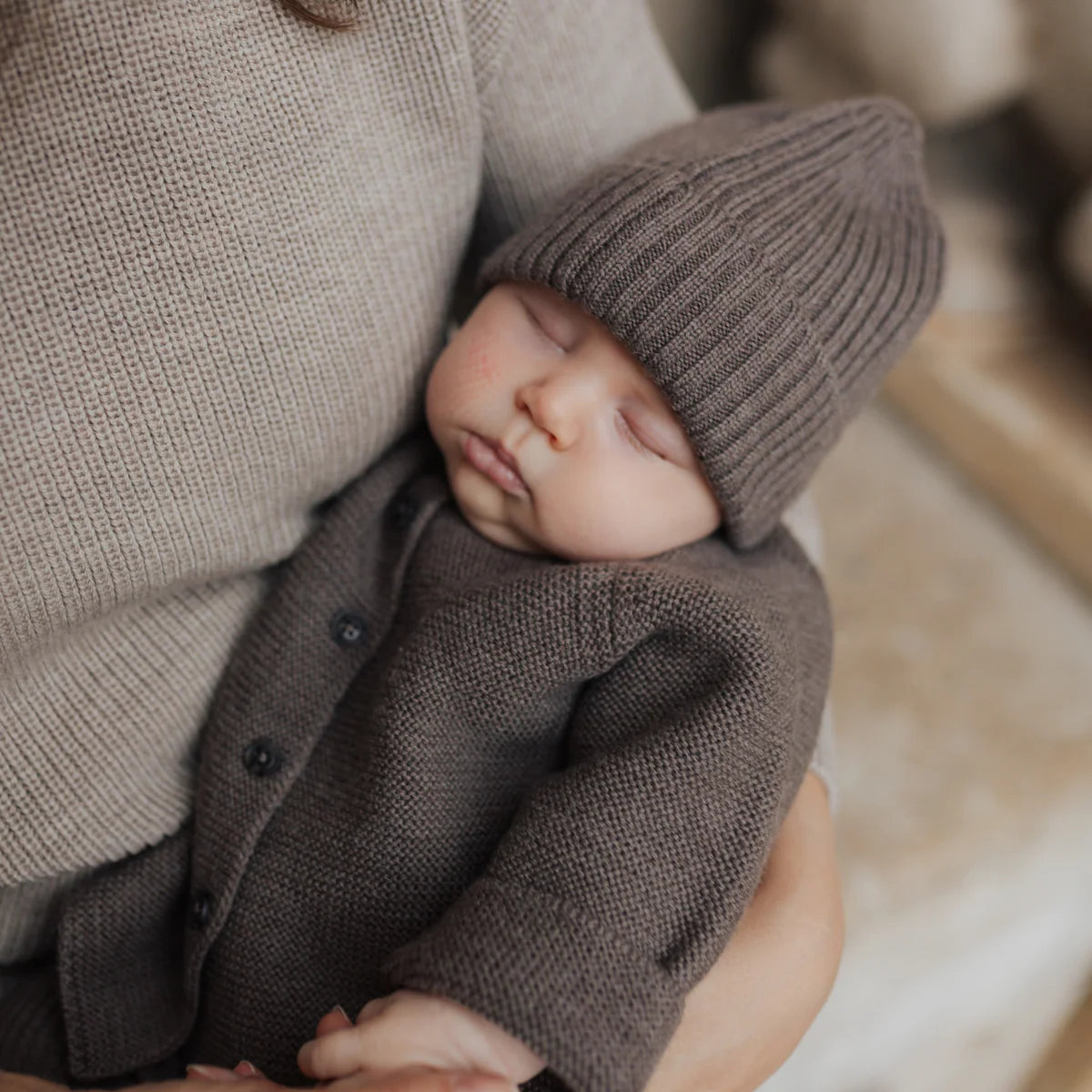 Mütze Emma Toffee aus 100% Merinowolle 0-1 Jahre