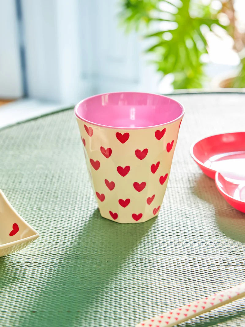 Mittelgroße Becher - Crème - Darling Hearts Print