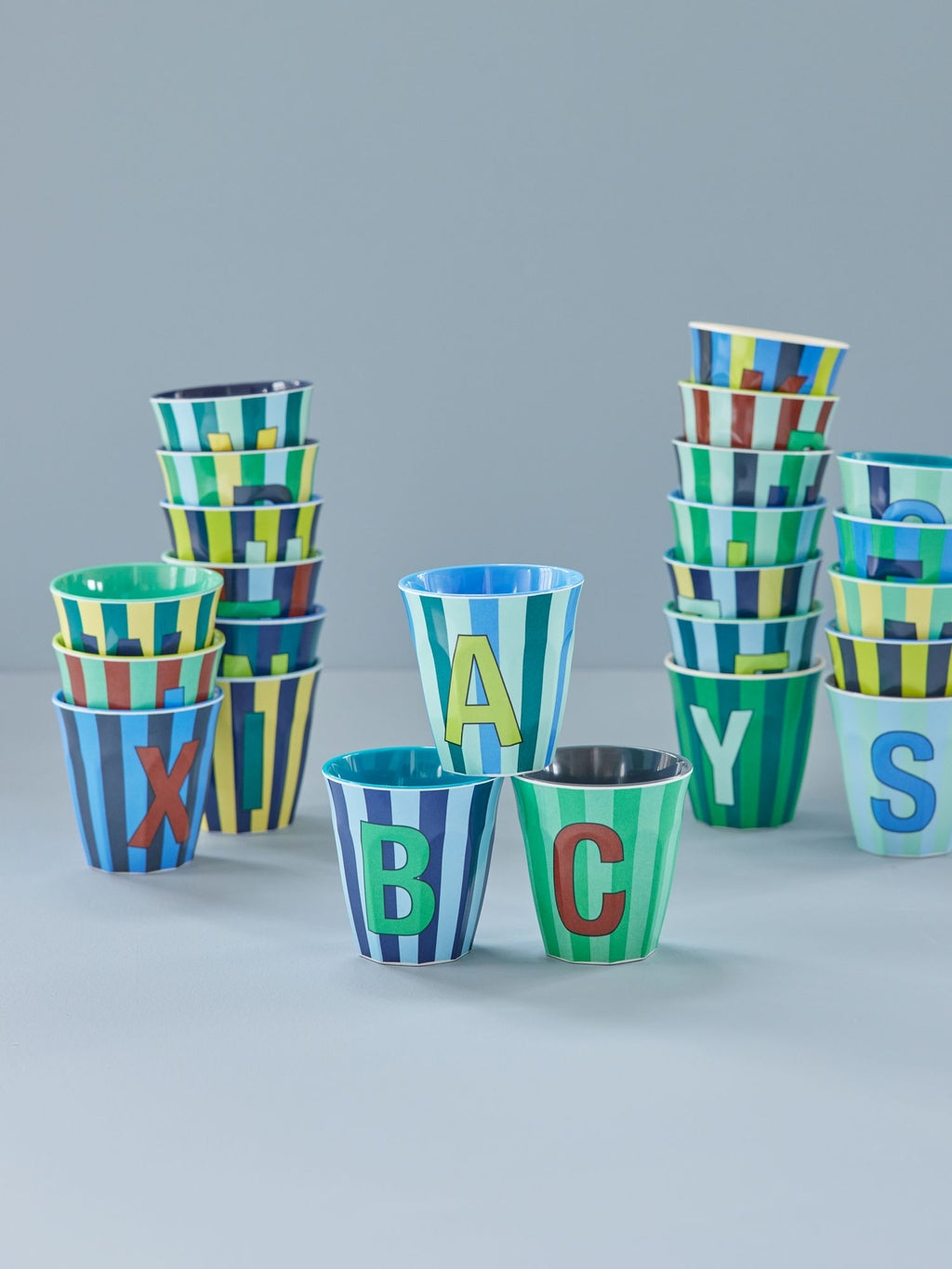 Melamine Becher verschiedene Buchstaben Streifen