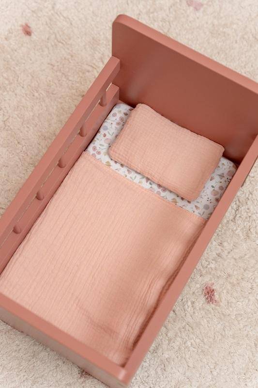 Puppenbett mit Textilien