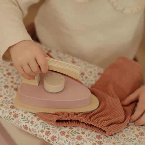 Holz-Bügelbrett mit Bügeleisen