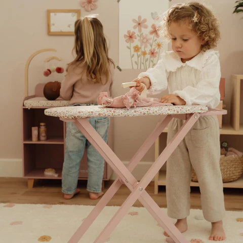 Holz-Bügelbrett mit Bügeleisen