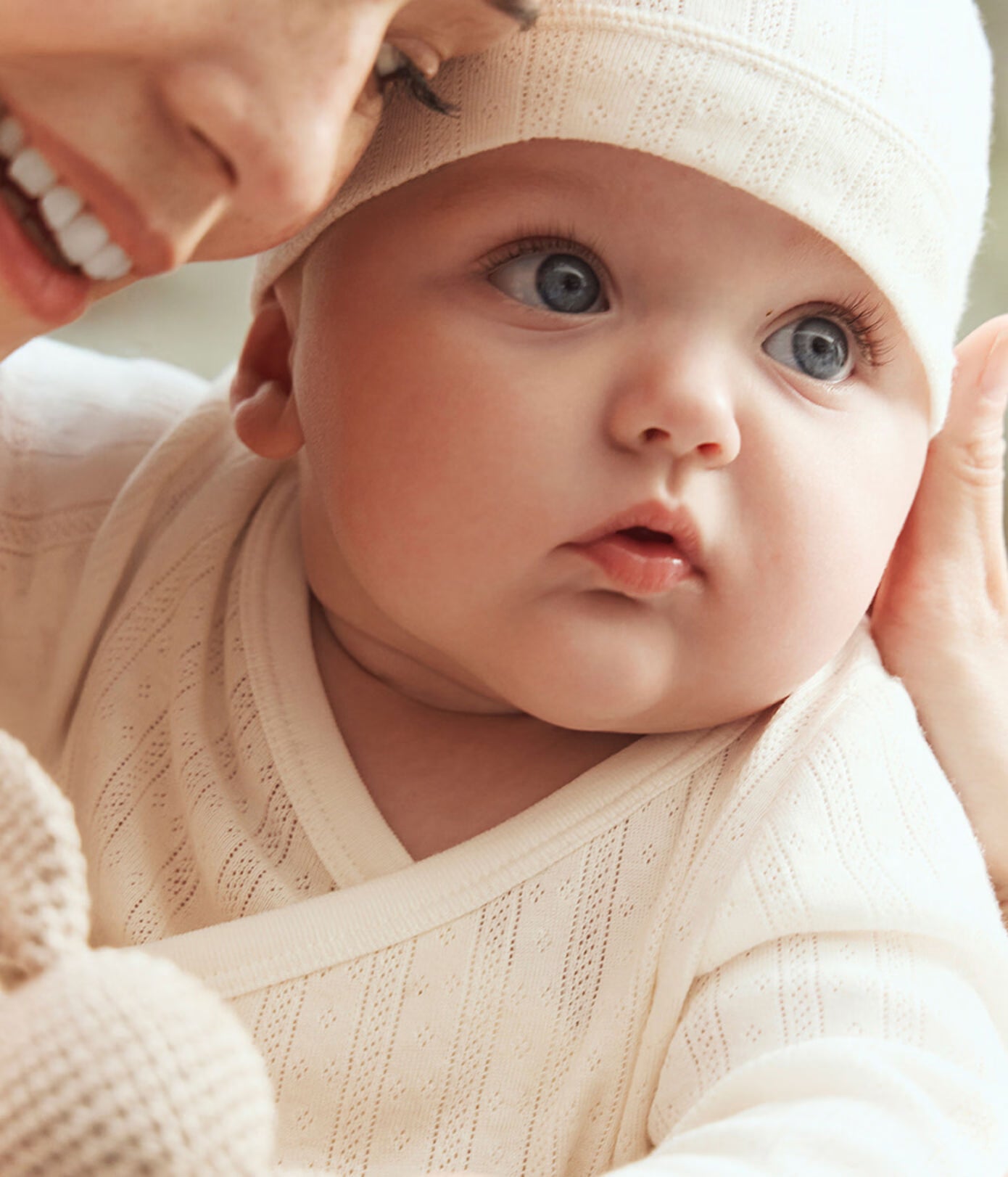 Petit Bateau Langes 3-teiliges Baby-Set aus Baumwolle mit Lochstickerei und dazu passendem Mützchen