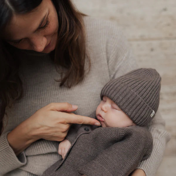 Mütze Emma Toffee aus 100% Merinowolle 0-1 Jahre