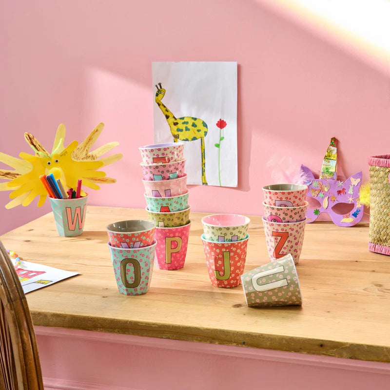 Melamine Becher verschiedene Buchstaben Blumen